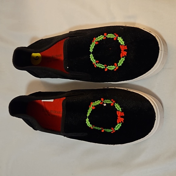 COPY - Isaac Mizrahi Womens Christmas Wreath Black Velvet Slip on Sneaker Sz 9,… - Picture 1 of 5